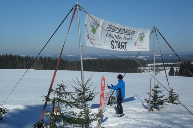 Start / Ziel Loipe Skilanglauf von der Seite